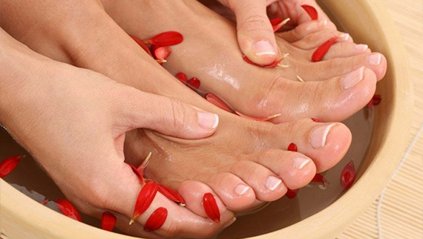 Как ухаживать за ногами после педикюра с покрытием?